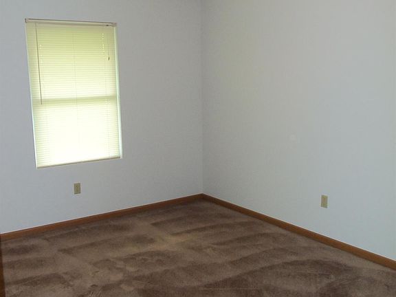 4th image of 612 Circle Dr APT D