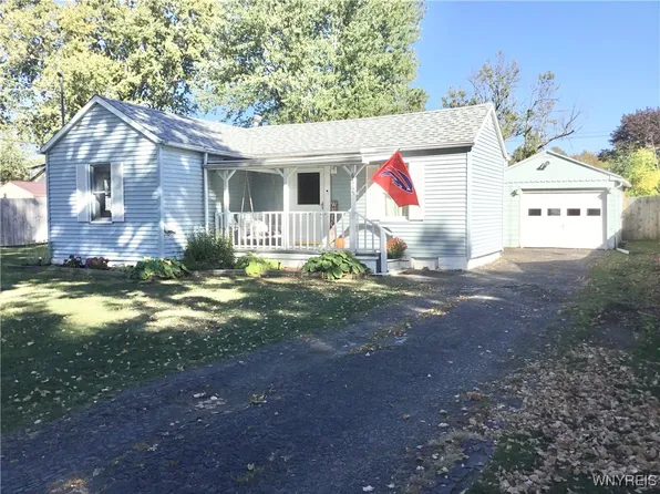 6665 Wellington Dr, Derby, NY 14047
