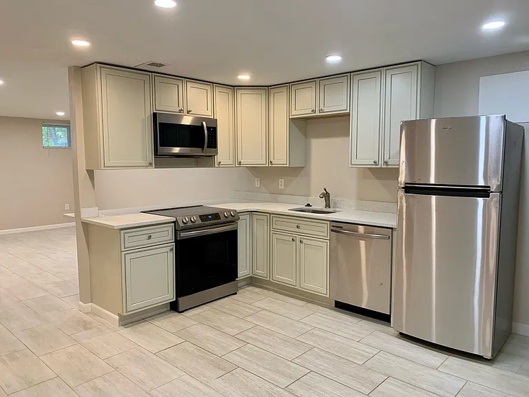 5925 Walnut St #4 — Photo 4