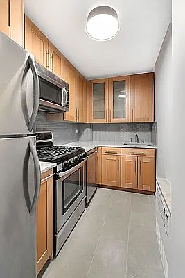 5th image of 301 E 22nd St APT 4P
