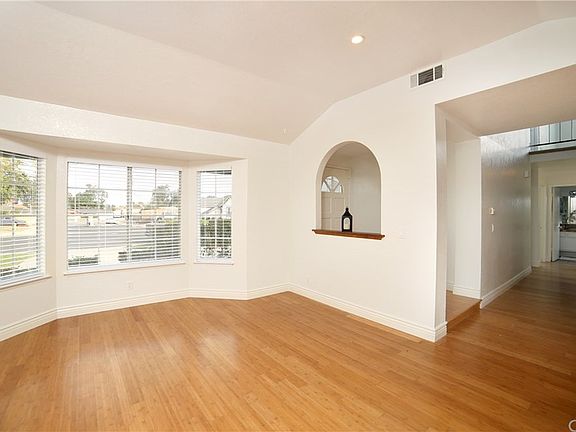 5th image of 402 Cain Dr