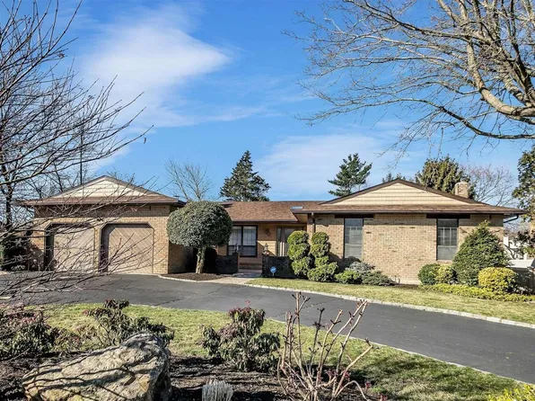 25 Pelican Court, Syosset, NY 11791