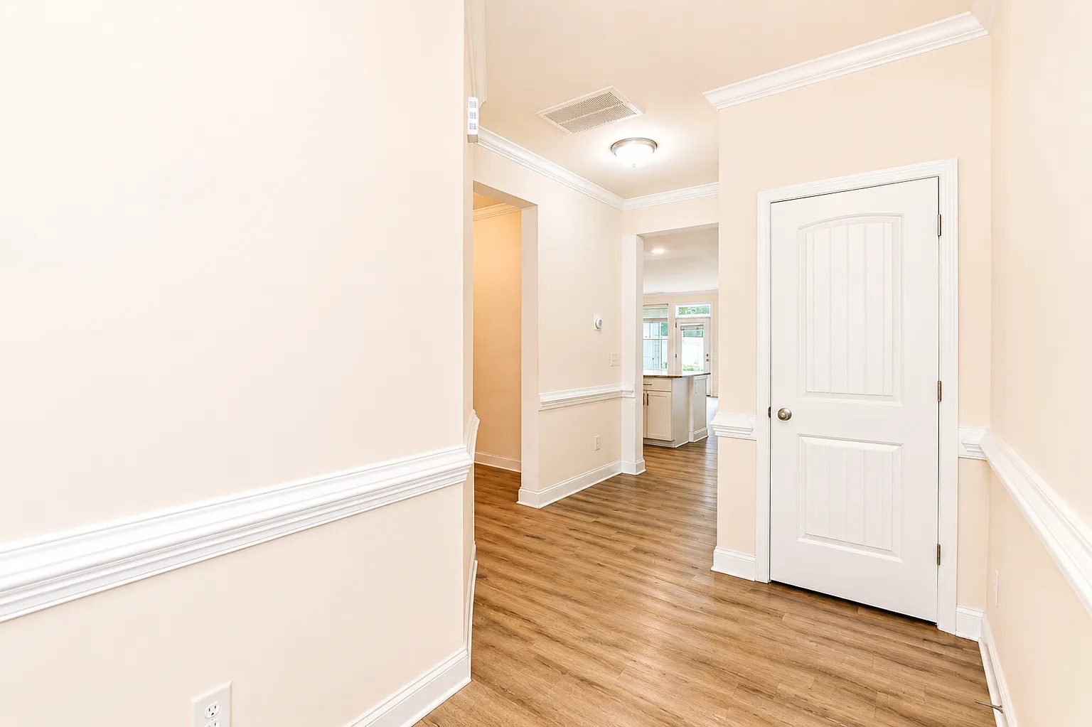 4 bed, 2.5 bath, 2310 sqft, $2,450 — Photo 2