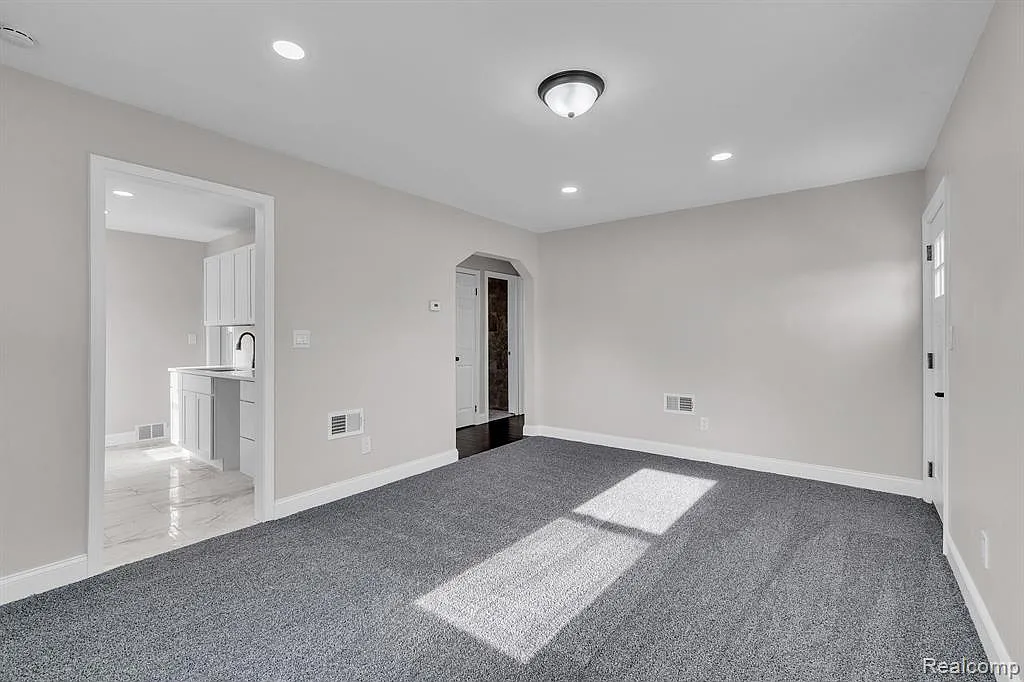 3 bed, 972 sqft, $1,495 — Photo 1
