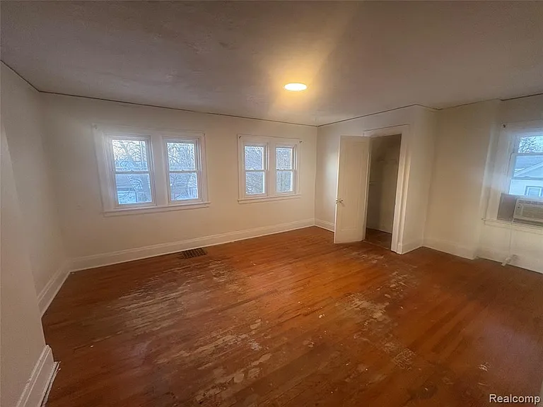 33 S Marshall St — Photo 14