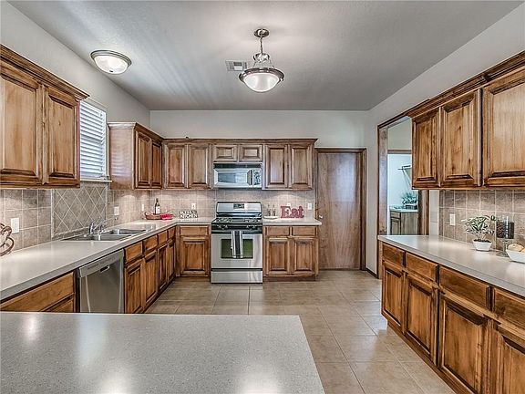 5th image of 2220 S Lake Blvd