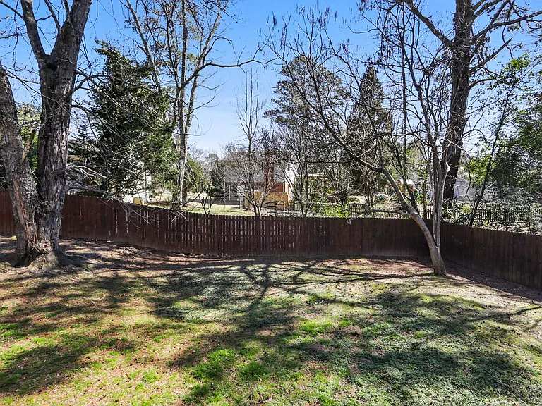 220 Mansell Cir — Photo 23
