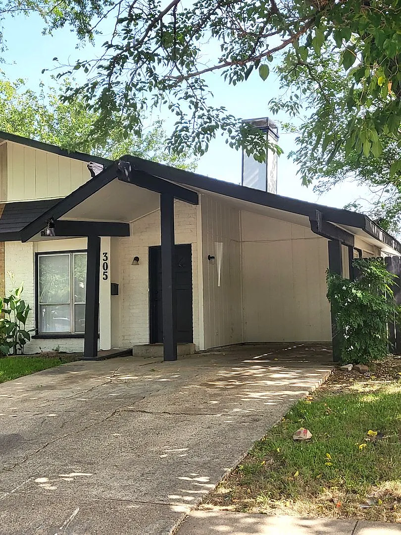 Generously Sized 2 Bed/1bath Duplex Available Now! — Photo 2