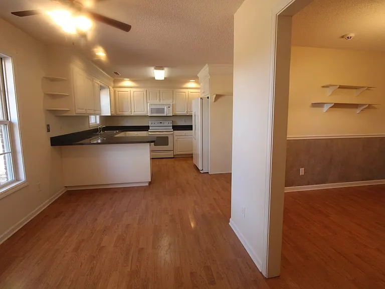 305 Trillium Ln — Photo 7