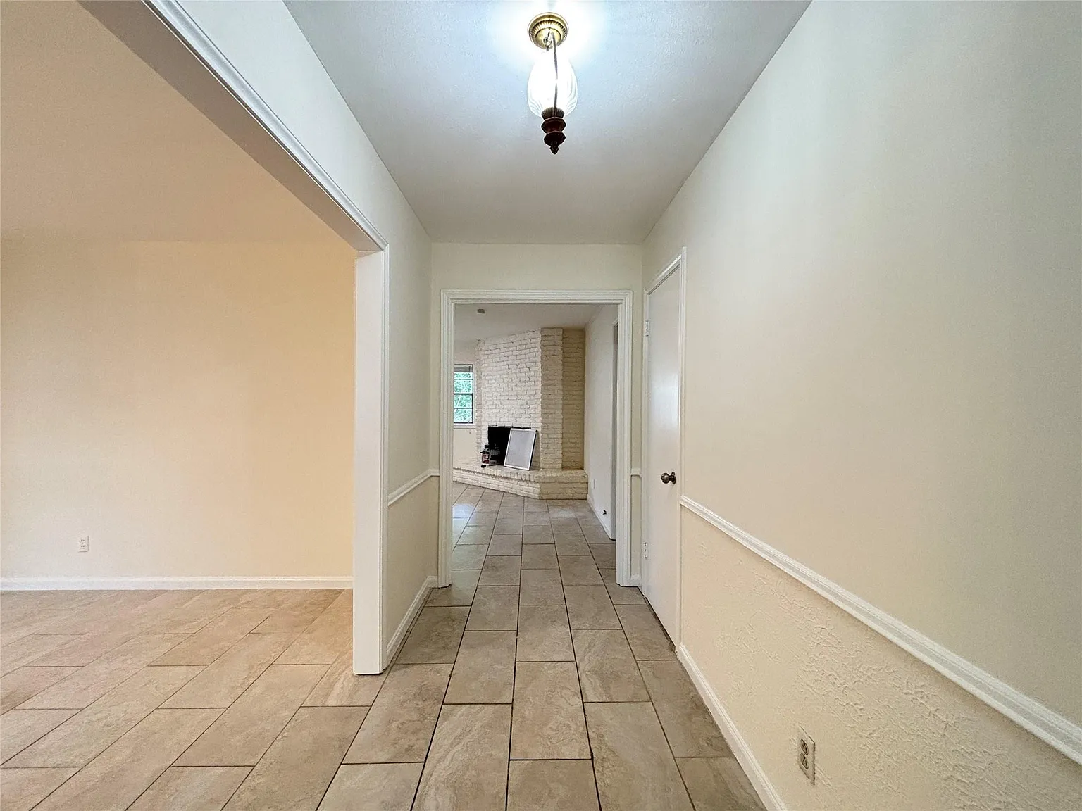 4 bed, 2.0 bath, 2002 sqft, $3,700 — Photo 2