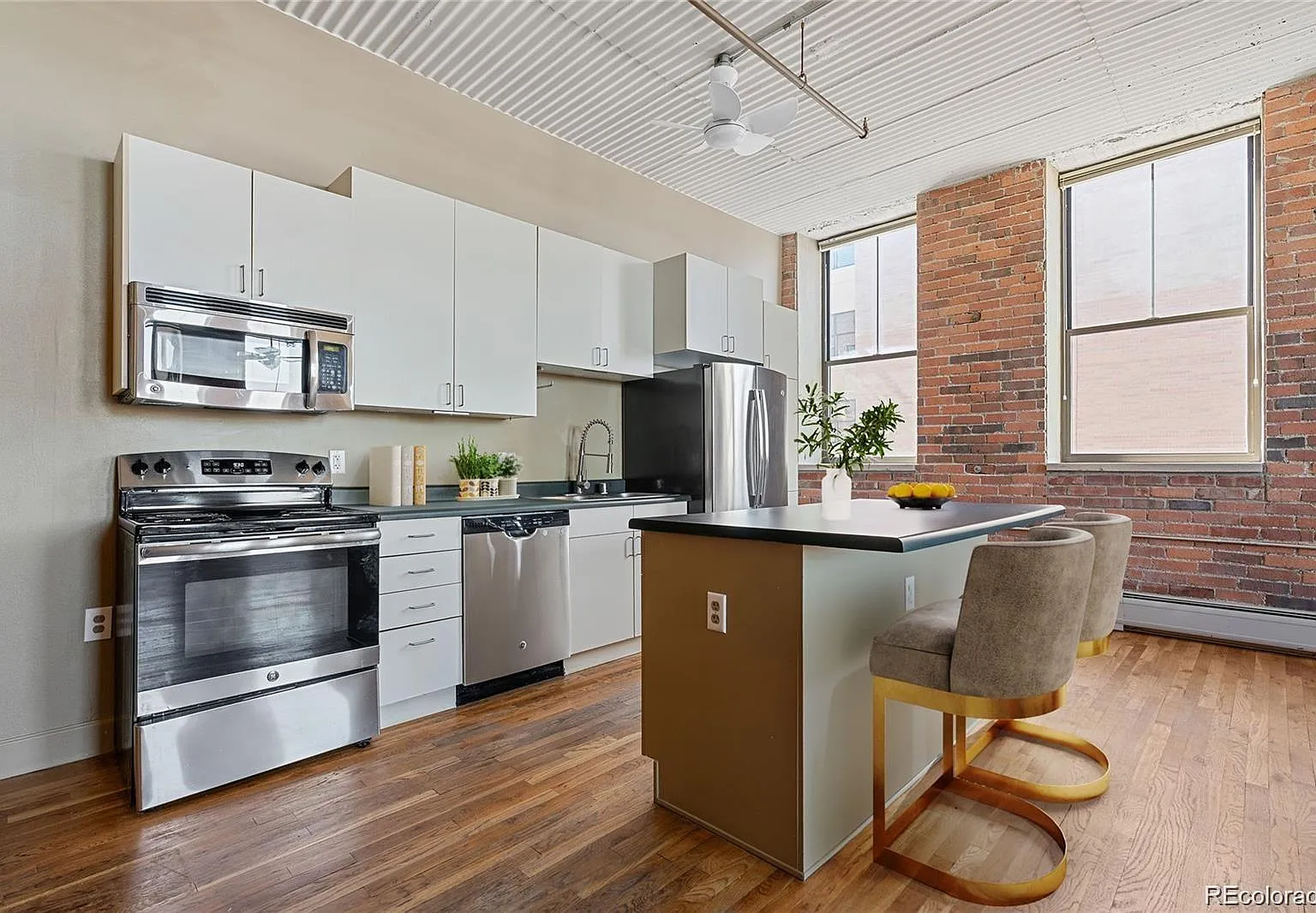 1 bed, 932 sqft, $2,300 — Photo 3