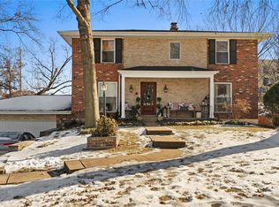 5220 Ozarkglen Dr, Saint Louis, MO 63128