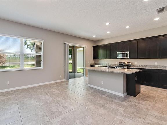 4th image of 992 Grand Hilltop Dr