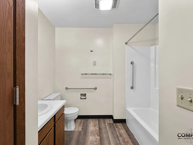 610 Gray St Apartments — Photo 39