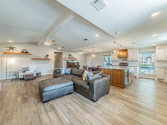 4th image of 210 Bexar Dr