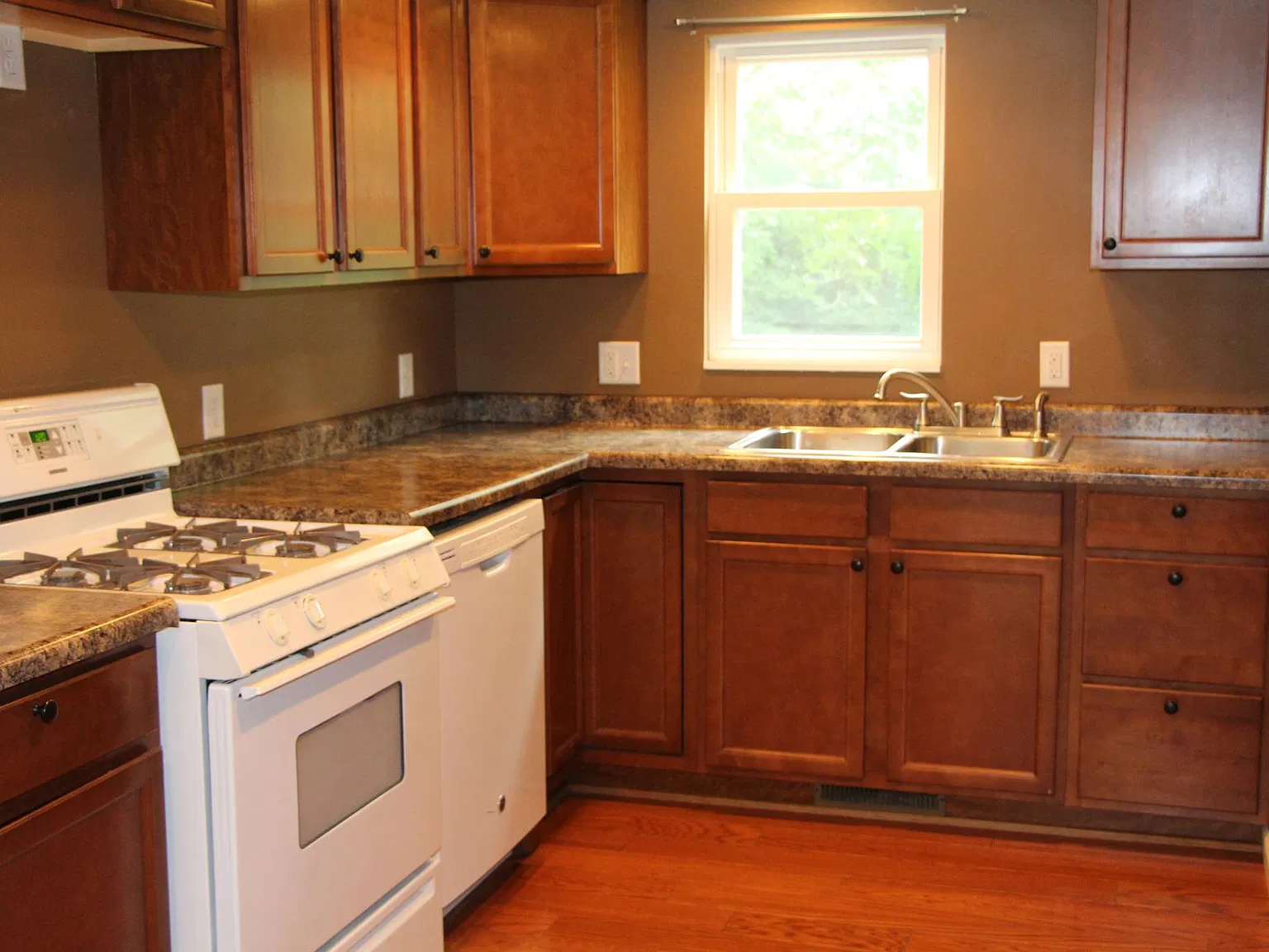 4 bed, 1280 sqft, $2,300 — Photo 2