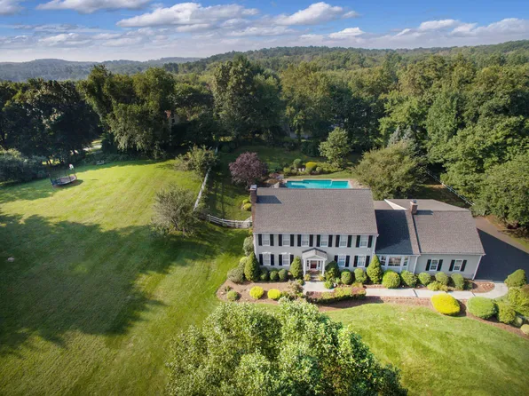 19 Schoolhouse Pl, Ridgefield, CT 06877