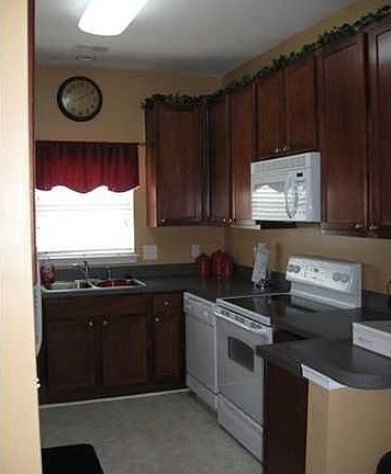 Beautiful, warm kitchen with 42" cabintets.