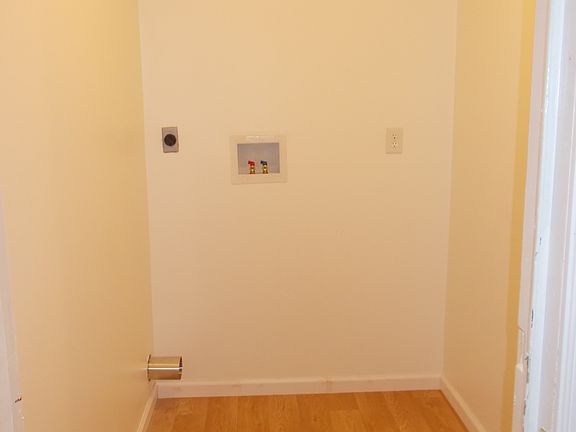 w/d hook-up / pantry