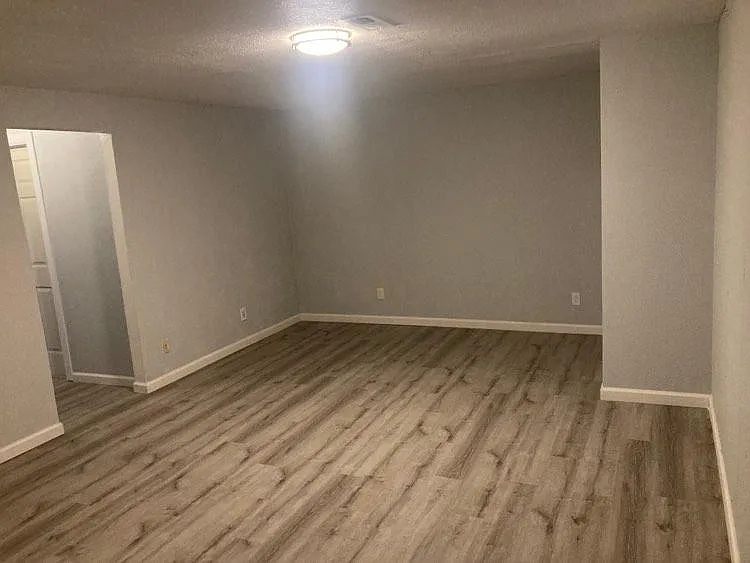 534 E Bridgeport Ave — Photo 11