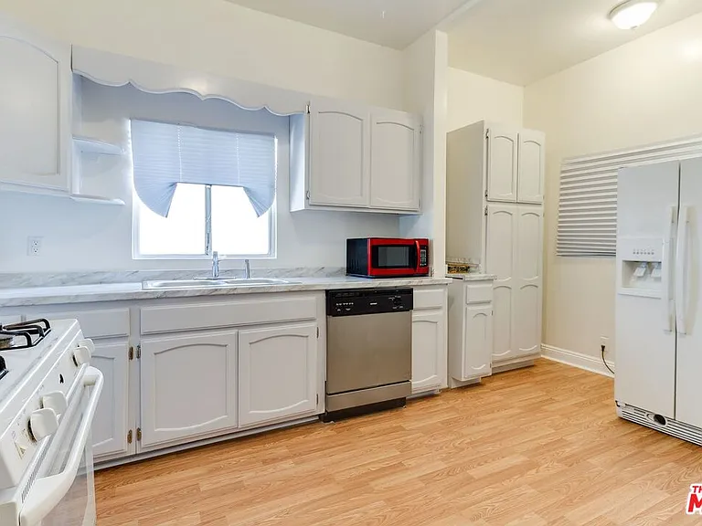 1228 Fedora St — Photo 17