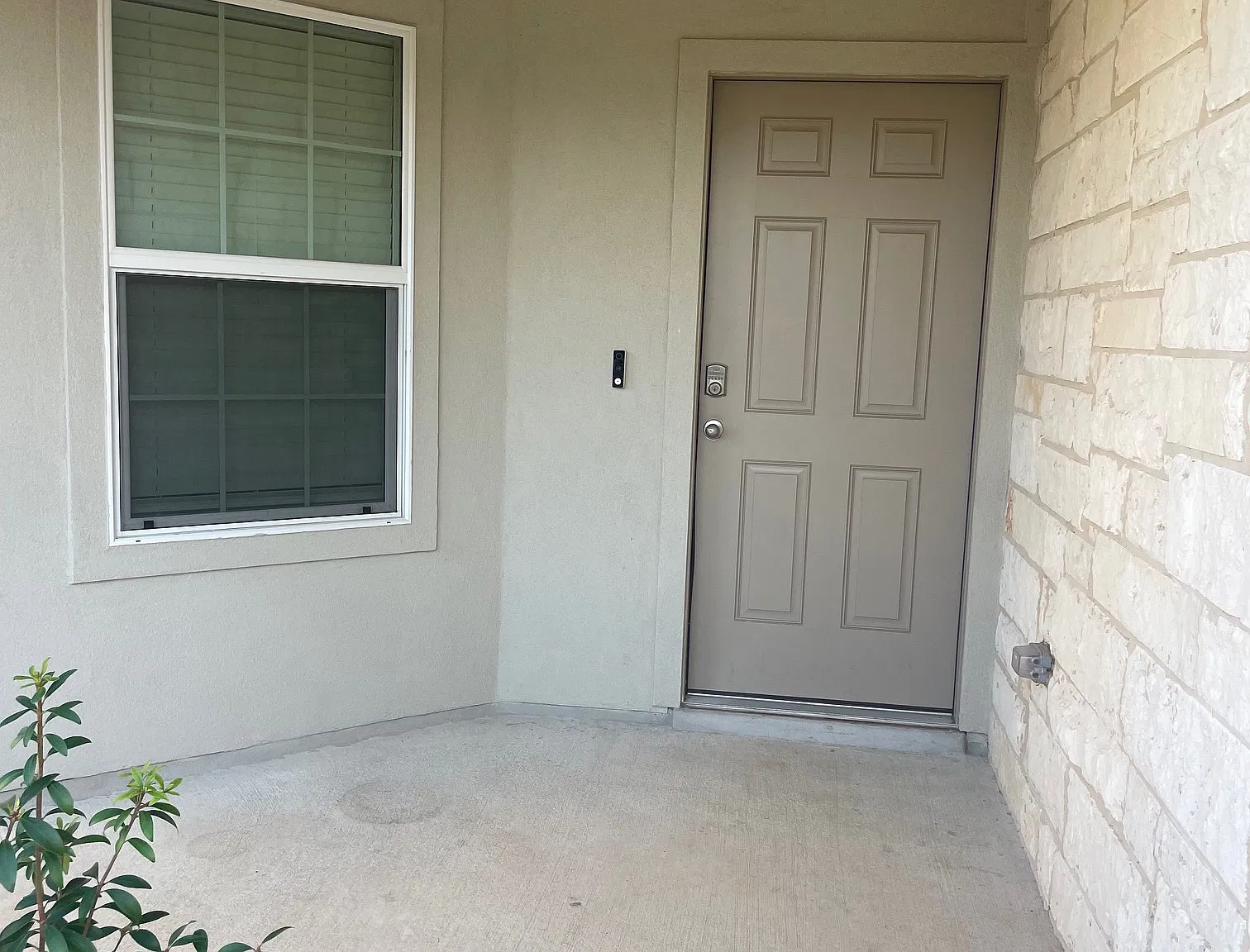 4 bed, 2.5 bath, 2323 sqft, $2,500 — Photo 3