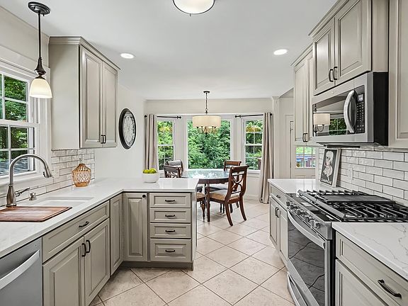 3rd image of 5525 Hunters Hill Rd