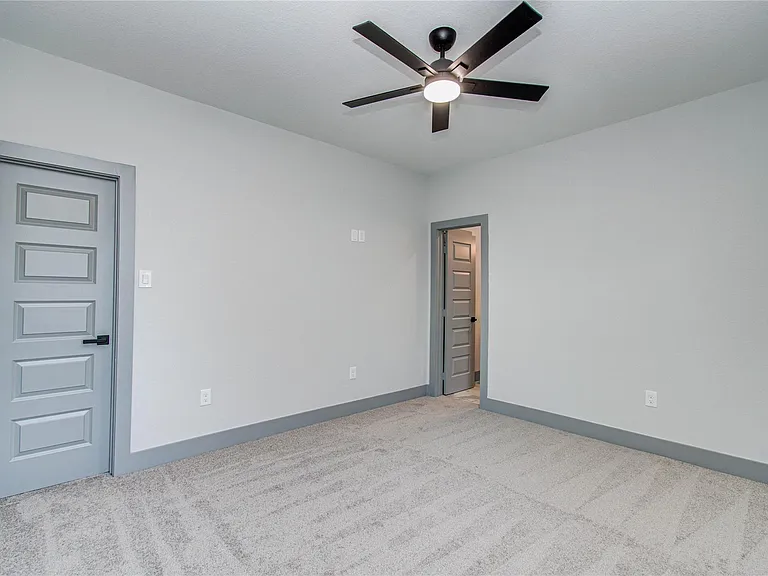 835 S Victory Dr — Photo 24