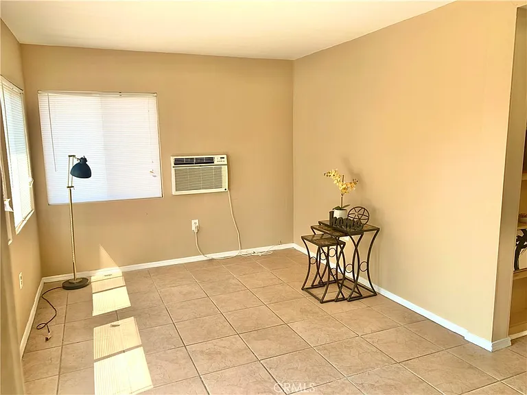 550 N Valencia Pl — Photo 5