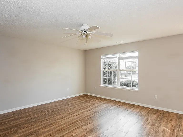 715 Almora Dr — Photo 7