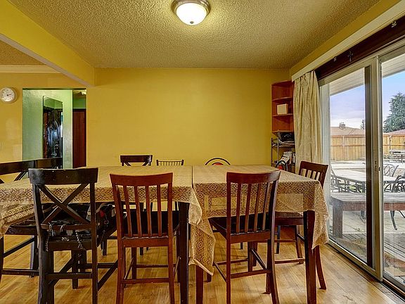 4th image of 532 12th St SE