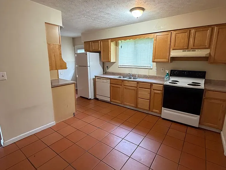 777 W Galbraith Rd — Photo 2