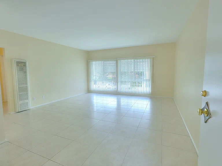 4808 Riverton Ave #6 — Photo 3