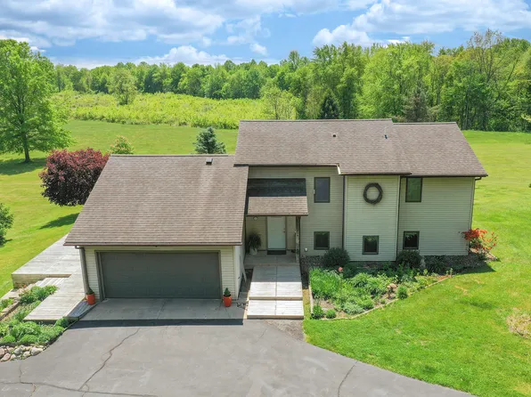 838 Able Rd, Buchanan, MI 49107