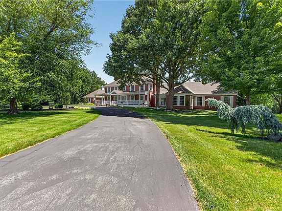 3rd image of 1815 Pine Ridge Dr