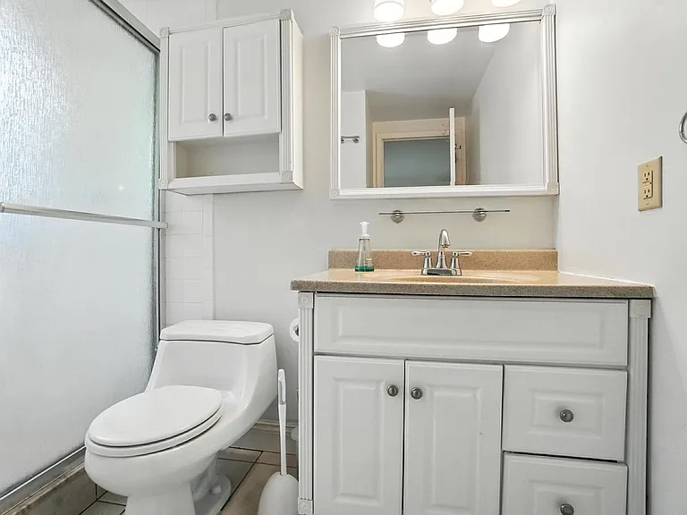 2270 Madison Rd #1B — Photo 5