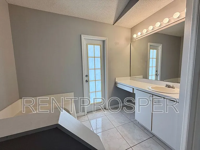 220 Canterbury Ct — Photo 12