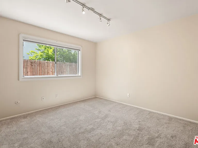 22840 Sparrowdell Dr — Photo 15