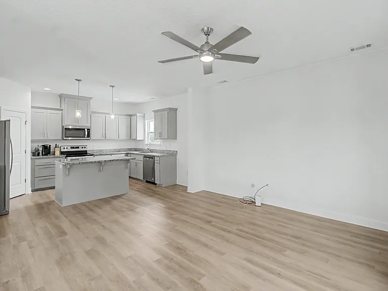 76 Saint Johns Ct — Photo 2