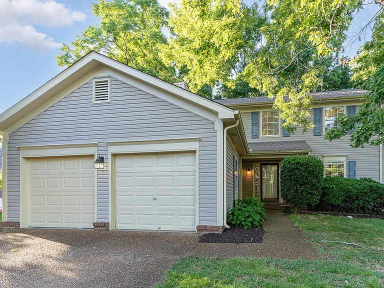 705 Ashfield Ct — Photo 2