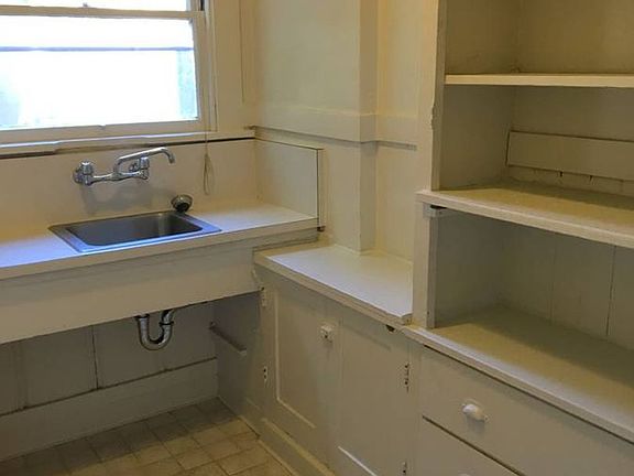 5th image of 2642 Derby St APT 1