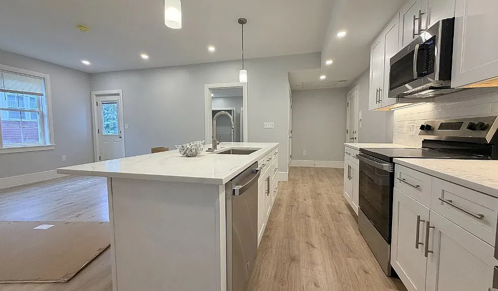 4 bed, $5,500 — Photo 1