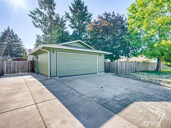 2nd image of 1208 SE Briarwood Drive