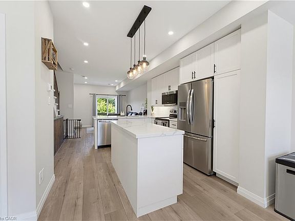 5th image of 720 Grey St #32