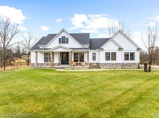 4590 Barbara Kay Ct, White Lake, MI 48383