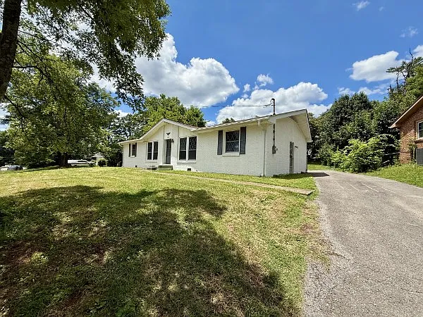 3 bed, 1178 sqft, $2,300 — Photo 2