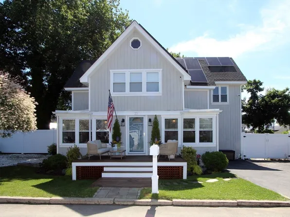 22 Maple St, Wareham, MA 02571