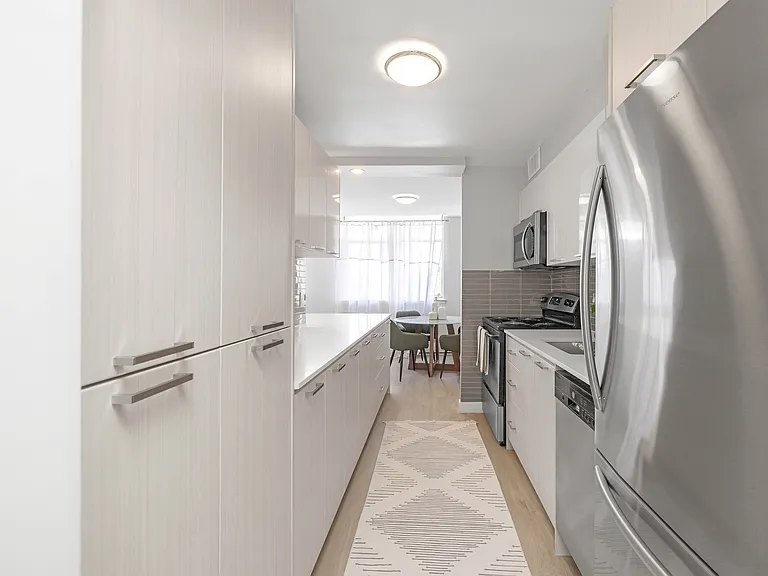 210 Markland Dr — Photo 3