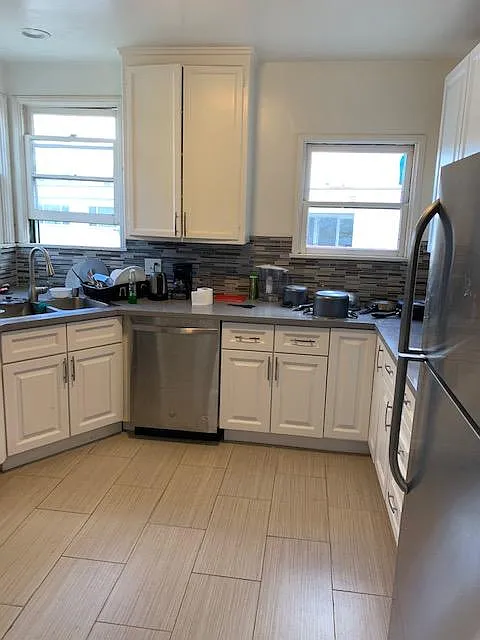 628 Midvale Ave — Photo 2