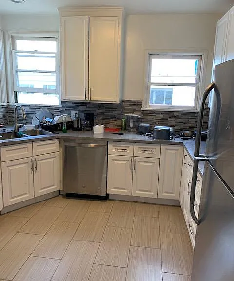 628 Midvale Ave — Photo 2